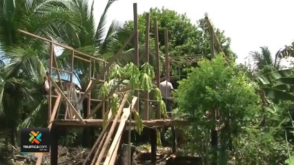 tn7-Familia-construye-casa-desde-hace-tres-días-debido-a-afectación-por-inundaciones-270721