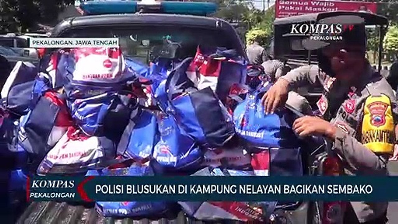 Polisi Blusukan di Kampung Nelayan, Bagikan Sembako