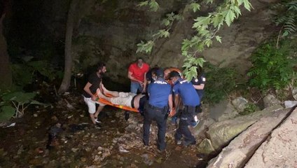 Arkadaşlarıyla alkol alırken 4 metrelik duvardan dereye düşerek yaralandı