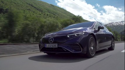 The new Mercedes-Benz EQS 450+ in Sodalith blue Driving Video