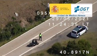 VÍDEO: Estos motoristas se la juegan adelantando en continua (con final merecido)