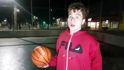 Temperatura com sensação térmica de -2ºC não intimida jovem de treinar basquete sozinho de madrugada