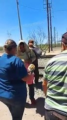 llega la #caravana #Migrante de #Honduras a #Guaymas #sonora #Mexico en la #Frontera con #USA en las vias del #Tren les ayudan con comida y agua para que logren el sueño americano