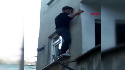 SULTANGAZİ'DE PENCEREDE MAHSUR KALAN HIRSIZ, BİNA SAKİNLERİNE YALVARDI