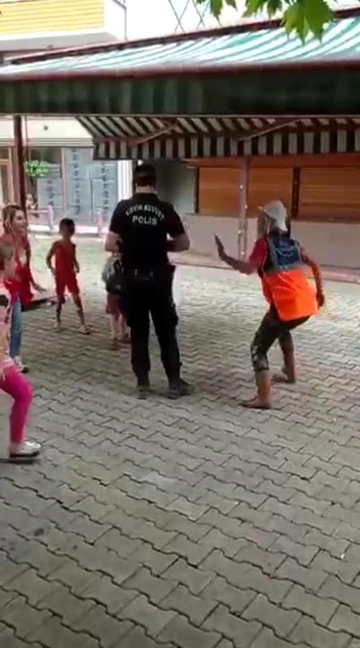 AFAD, Kızılay görevlileri ve çevik kuvvet polisi selzede çocuklarla oyunlar oynayarak moral verdiler