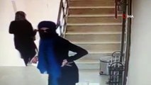 Kadın hırsızların kredi kartı ile kapıyı açma girişimi kameralara yansıdı