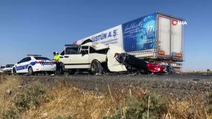Çarptığı otomobilin üzerinde asılı kalan motosiklet sürücüsü hayatını kaybetti