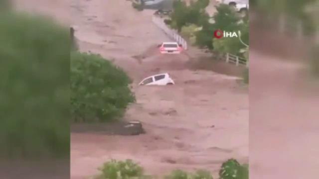 Pakistan'da şiddetli yağış sele neden oldu