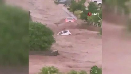 Pakistan'da şiddetli yağış sele neden oldu