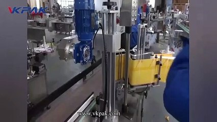 machine à étiqueter les grands seaux avec autocollant sur la surface latérale