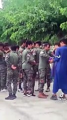 İstanbul'da askeri üniforma giyen Afganlar tartışma yarattı