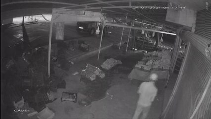 Manav çalışanı uyurken kasadan 500 TL hırsızlığı kamerada