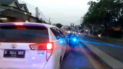 Ambulans Bawa Ibu Hamil yang Ingin Melahirkan Dihalangi Mobil Pribadi