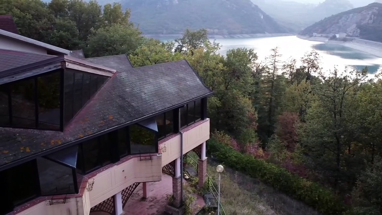 Das verlassene Geister - Resort am Bergsee I Gedeckte Tische I Lost Places Italien