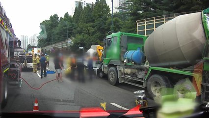 국도에서 레미콘이 공사 차량 덮쳐...4명 부상 / YTN