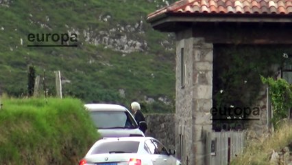 Los familiares de Menchu Álvarez llegan a la casa de la periodista tras el entierro