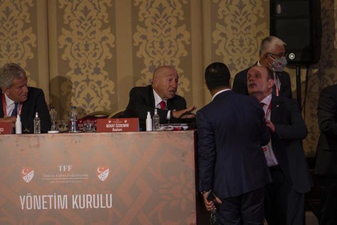 Burak Elmas: "Biz TFF'nin idare etmesini değil, Türk futbolunu yönetmesini istiyoruz"- Galatasaray Başkanı Burak Elmas: - "Ciddi bir vergi sorunuyla...