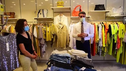 Vali Baruş ürünlerini satın aldığı yaşlının ikinci doz aşısını olmasını sağladı