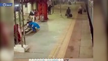 رجل يحاول الصعود إلى القطار فتعثر وكاد يفقد حياته