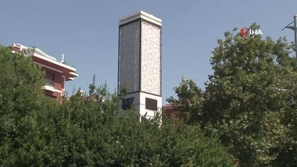 Üsküdar'da güneşten korunmak için kafasına cerrahi maske taktı