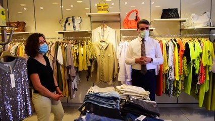 MALATYA - Vali Baruş ürünlerini satın aldığı yaşlının ikinci doz aşısını olmasını sağladı