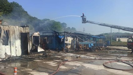 Yangında balıkçı barınağındaki 5 buzhane kullanılamaz hale geldi