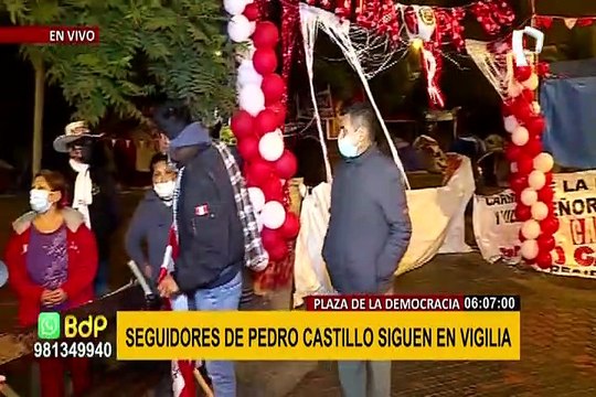 Seguidores de Pedro Castillo esperan su proclamación en la Plaza de la Democracia