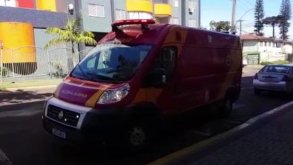 Colisão entre carro e motocicleta deixa homem de 26 anos ferido na Região Central