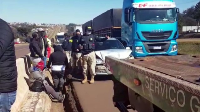 Colisão envolvendo dois caminhões, carreta e carro é registrada na BR-277