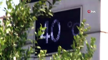 Üsküdar'da güneşten korunmak için kafasına cerrahi maske taktı