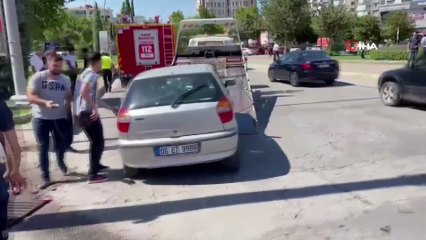 Otomobiller çarpıştı: 2  yaralı