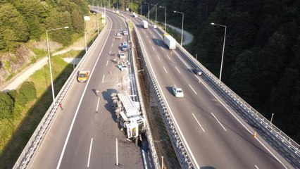 Video herunterladen: Bolu Dağı Tüneli çıkışında devrilen tır trafiği aksattı