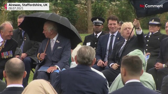 Борис Джонсон не справился с зонтиком