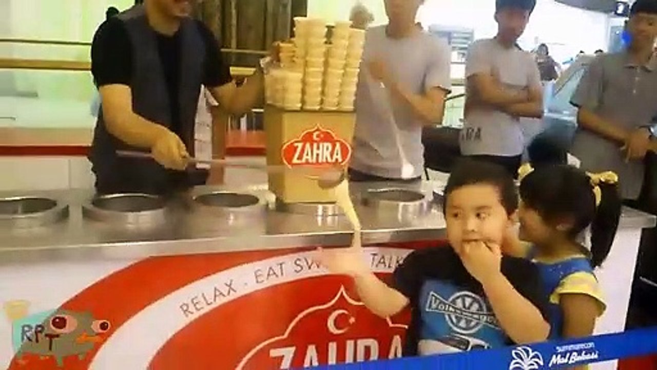 Ce vendeur de glace est vraiment cruel avec cet...