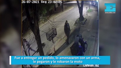 Fue a entregar un pedido, lo amenazaron con un arma, le pegaron y le robaron la moto