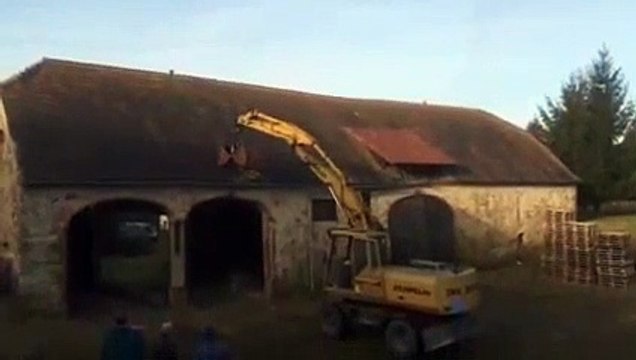 Un ouvrier aux commandes d'une pelleteuse va passer la pire journée de sa vie