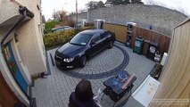 Il crée une allée tournante pour sa voiture... malin