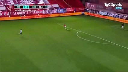 Le footballeur Nicolás Reniero se rate complètement seul face au but vide (Argentine)