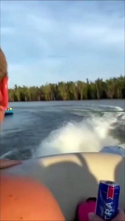 Un touriste sur une bouée tractée se fait baffer par un poisson !