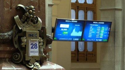 El Ibex 35 suma un 0,4 % y recupera los 8.700 puntos