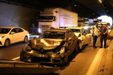 TEM'de 5 araç birbirine girdi: 5 yaralı