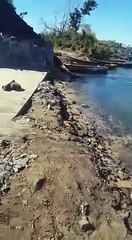 Camionista que fazia uma descarga ilegal no mar acabou por ter o que merecia...