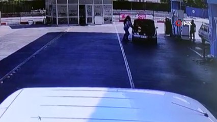 Otomobilin motor kısmı yakıt dolumu sırasında böyle alev aldı