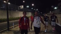 Mete Gazoz'a Olimpiyat Köyü'nde coşkulu karşılama