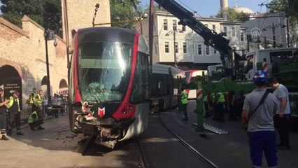 Elektrik direğine çarpan tramvay olay yerinden kaldırıldı