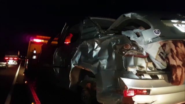 Duas pessoas ficam feridas em colisão entre carro e carreta na BR-277, em Cascavel