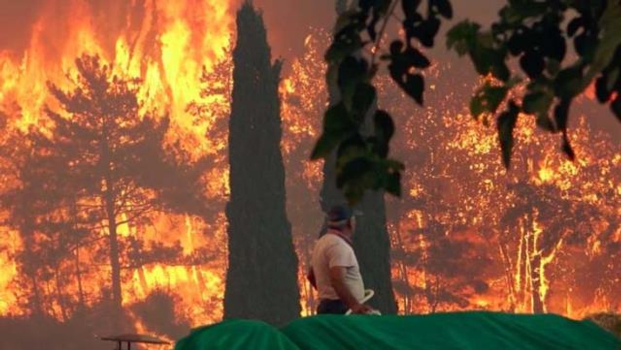 Manavgat'ta orman yangını yerleşim yerlerine sıçradı, 62 kişi hastanelik oldu