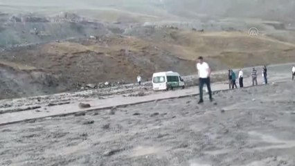 Son dakika haberi... Sel nedeniyle kapanan Van-Hakkari kara yolu yeniden ulaşıma açıldı