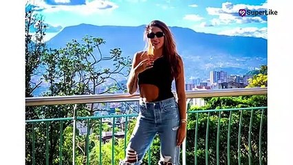 Daniela Ospina lució sus curvas sobre un flotador de tortuga y un pequeño bikini