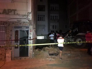 Sultangazi'de inşaat sahasındaki kazı nedeniyle iki binada kayma meydana geldi